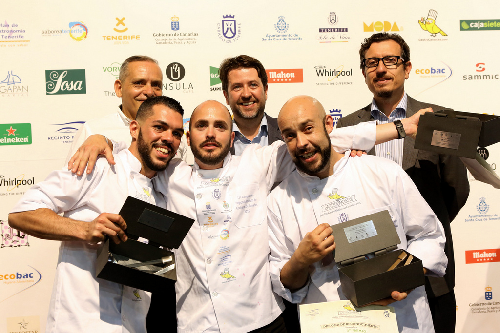 Los ganadores del concurso de cocineros junto Carlos Alonso, Efraín Medina y Jesús Morales