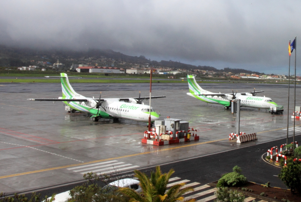 Aviones de Binter en el aeropuerto de Los Rodeos, Tenerife