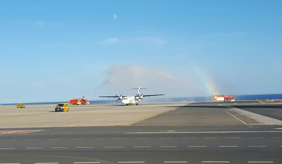 Arco de agua en el aeropuerto de Fuerteventura. Fotografía: CanaryFly