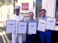 Abdel, miembro del staff del Riu Palace Meloneras_ Jan Knutola, Senior Product Manager de TUI Nordic  y Maurice Damen, Director de Ventas para Canarias