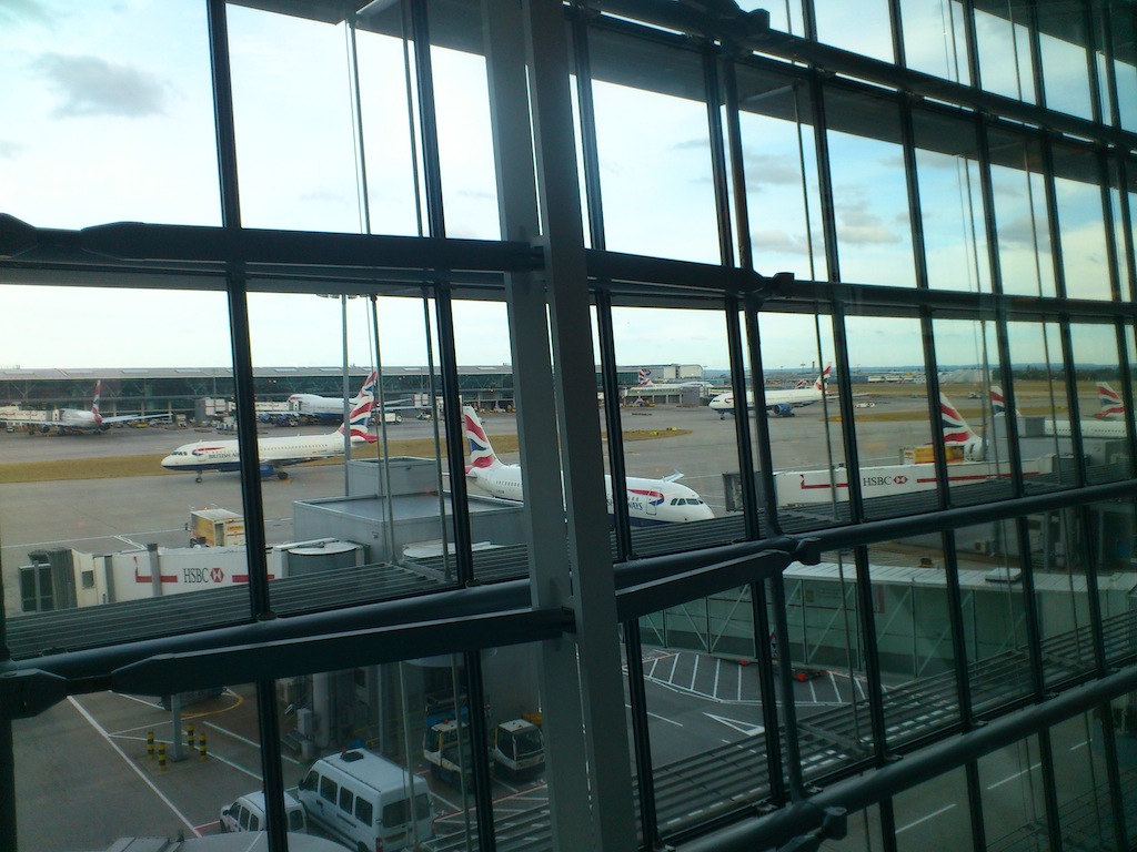 Varios aviones de British Airways en el aeropuerto londinense de Heathrow.