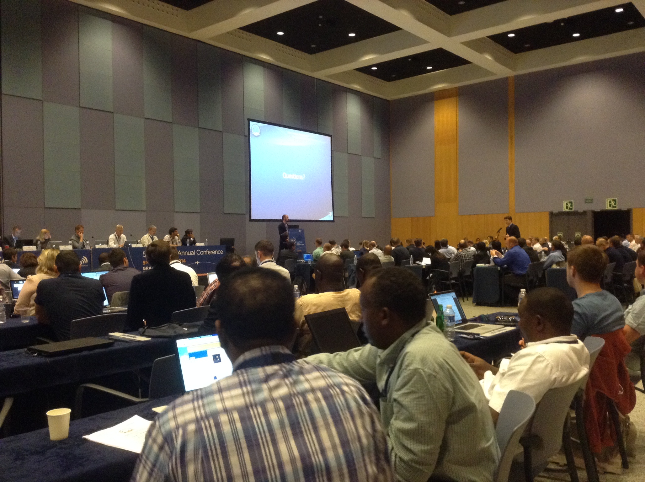 El comité técnico de IFATCA 2014, durante el debate acerca de las torres virtuales.