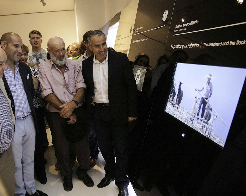 Mario Cabrera (1d), en el Museo de Queso de Fuerteventura.