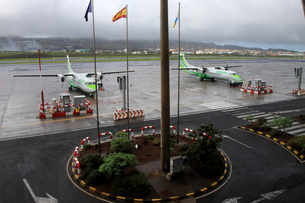 Aeronaves de Binter en aeropuerto Tenerife Norte