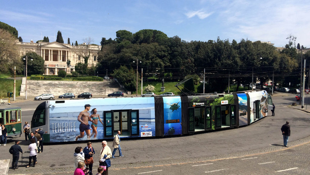 Tranvía rotulado con imágenes de Tenerife en Roma