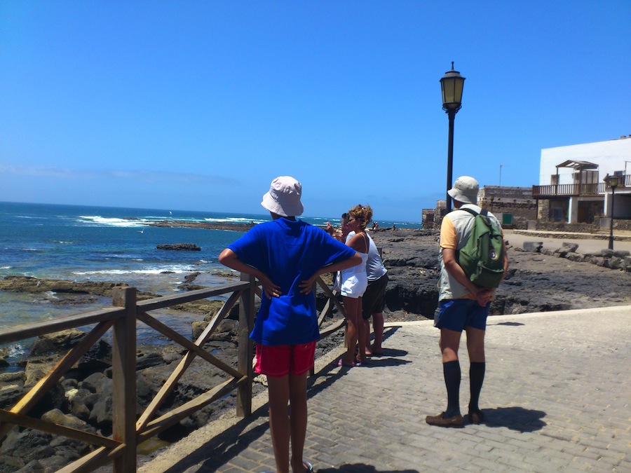 Turistas en El Cotillo, Fuerteventura.