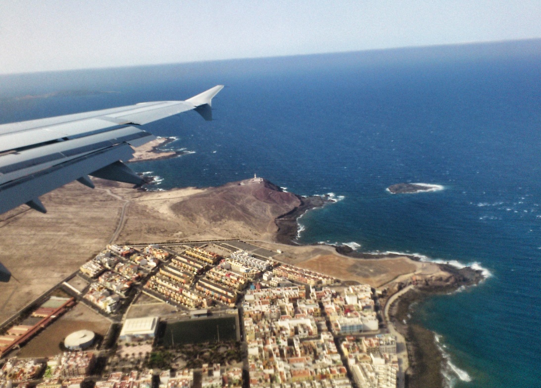 Un avión sobrevuela viviendas antes de aterrizar en Gran Canaria. Foto: ATCpress