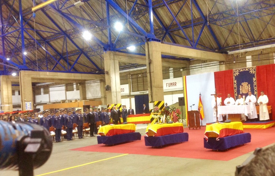 Honras fúnebres por la muerte de los militares del SAR José Morales Rodríguez, Saúl López Quesada y Jhonander Ojeda Alemán. Base Aérea de Gando. 1 de noviembre de 2015