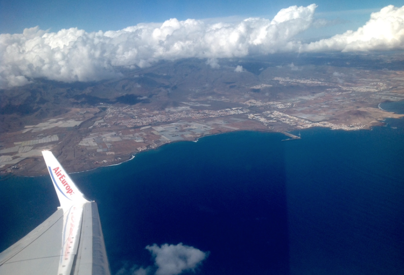 Avión en vuelo sobre Gran Canaria.