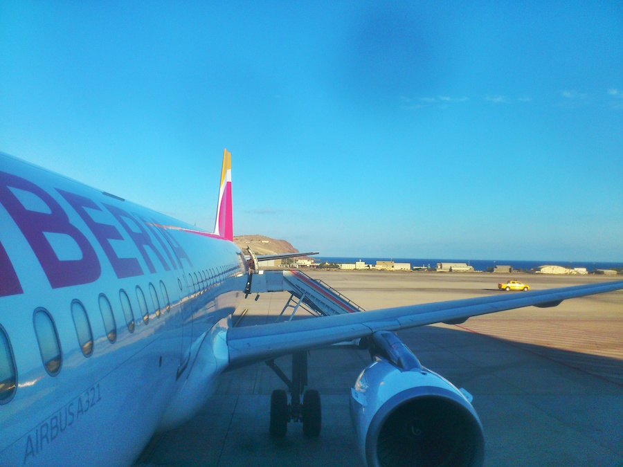 Avión de Iberia en el aeropuerto de Gran Canaria. Fotografía: ATCpress