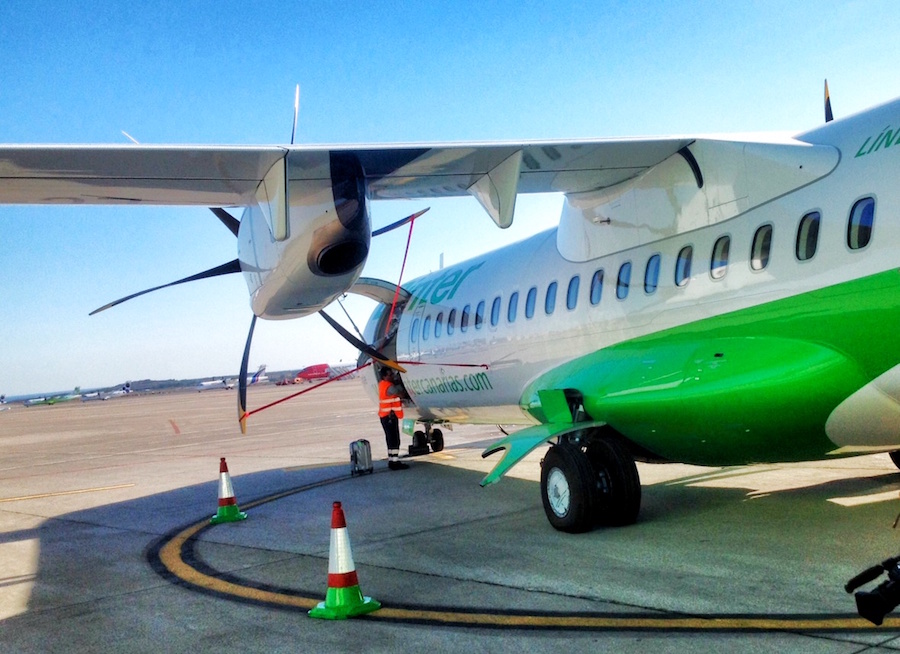 Avión de Binter Canarias en el aeropuerto de Gran Canaria. Fotografía: ATCpress